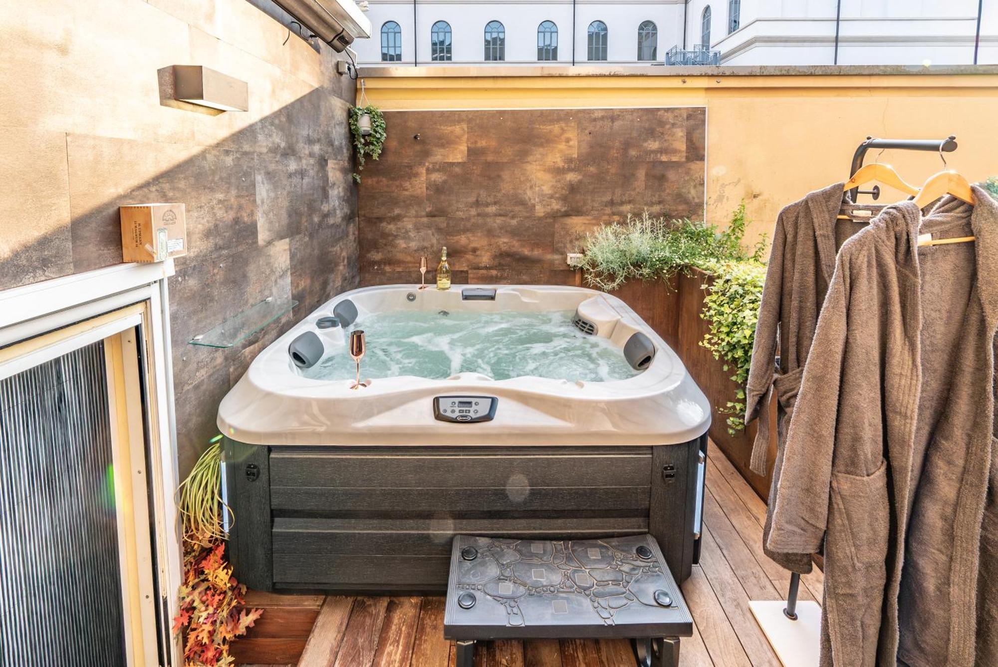Luxe & Central Haven - Jacuzzi, Sauna, Steam, Private Parking Como Exterior foto