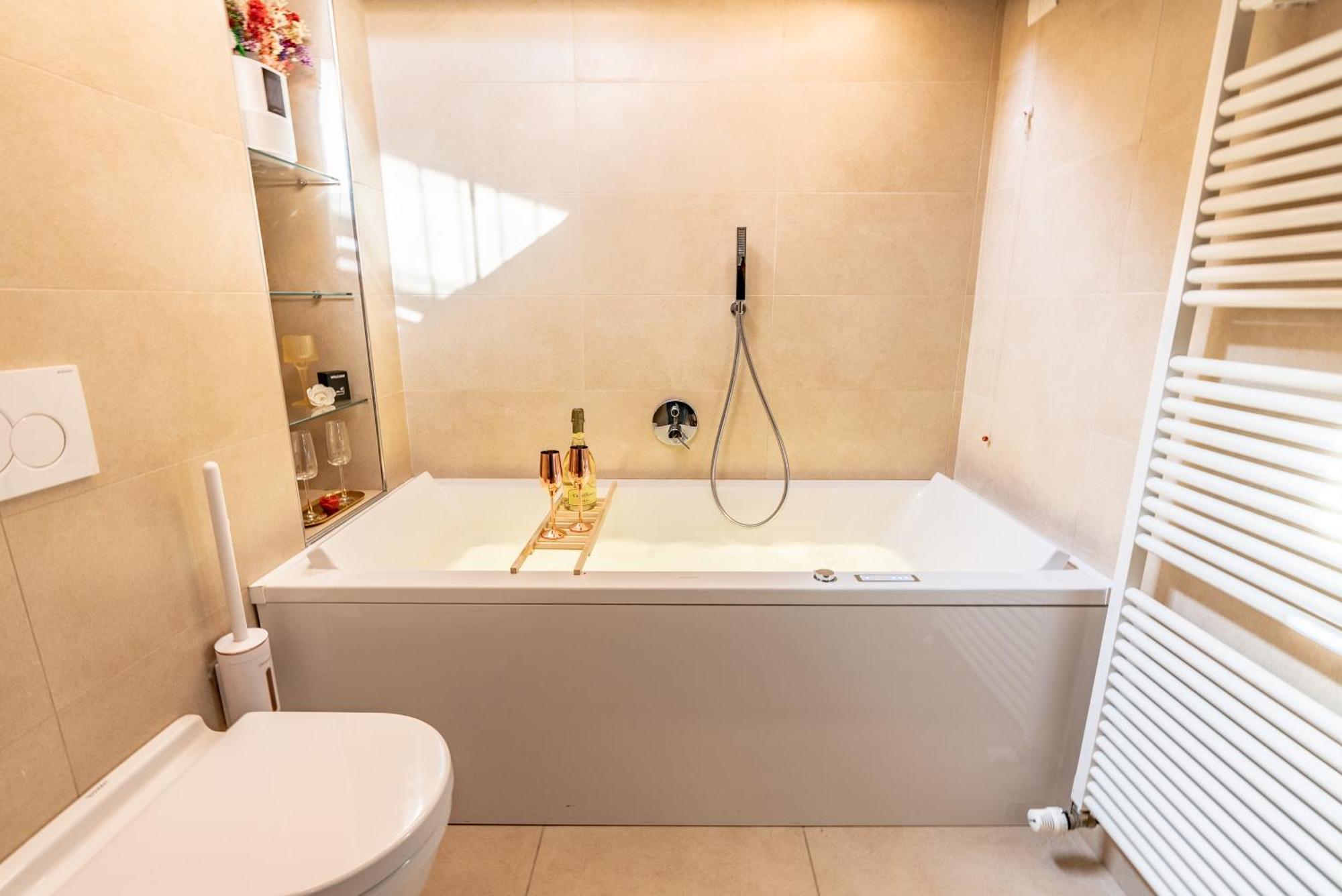 Luxe & Central Haven - Jacuzzi, Sauna, Steam, Private Parking Como Exterior foto